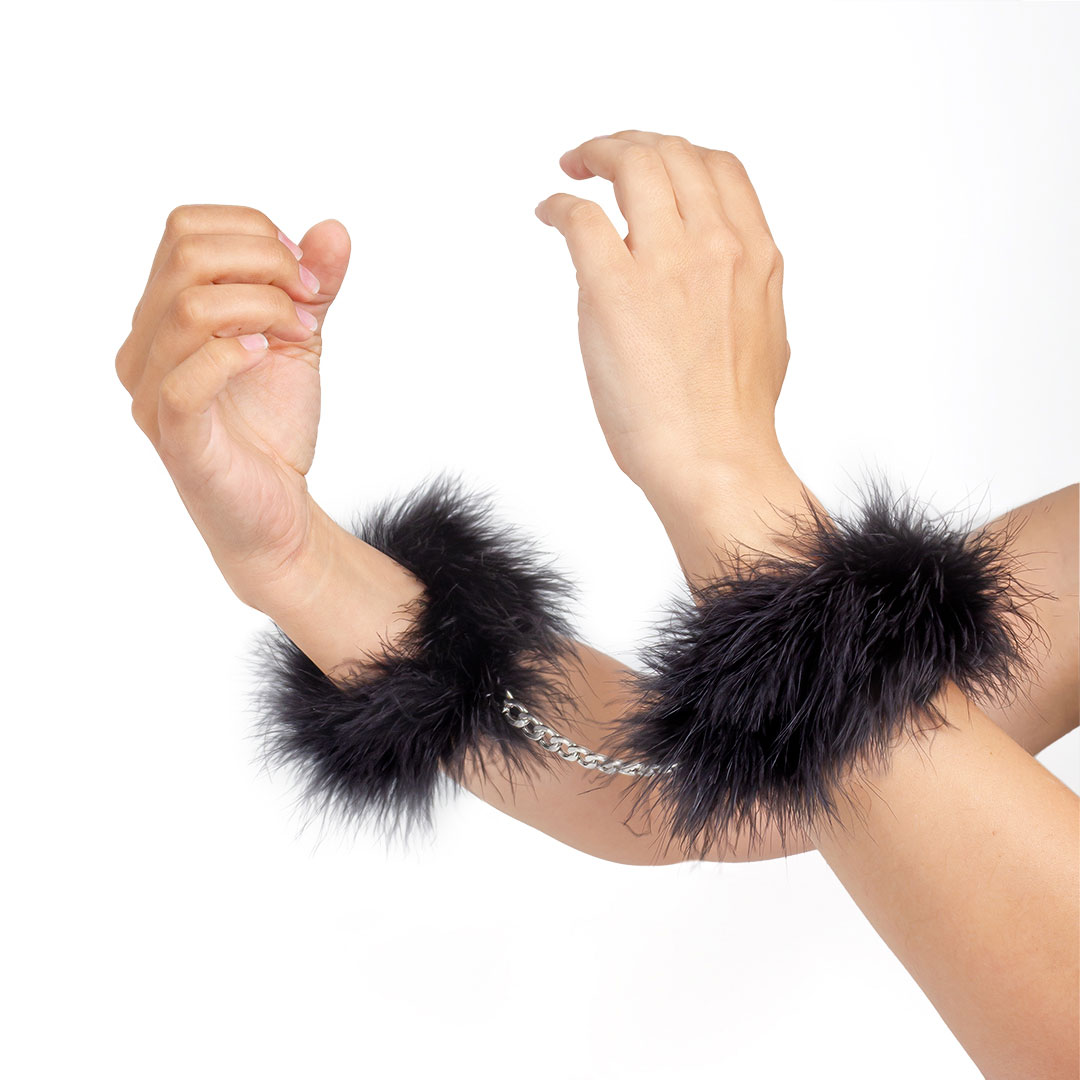 Secret Play - Feather Handcuffs Zwart hand